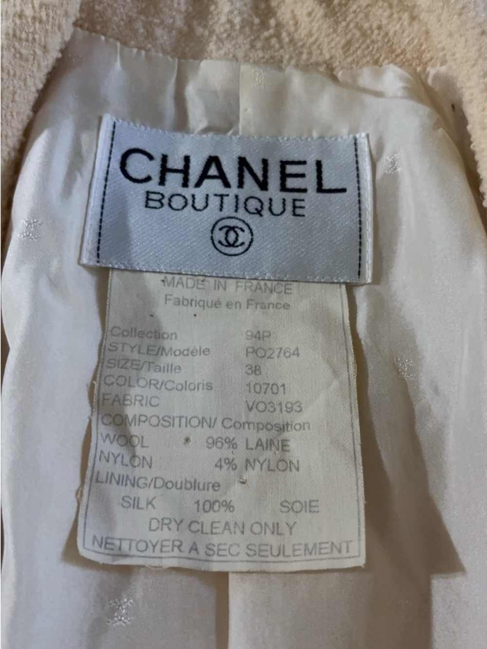 CHANEL Boutique Pale Cream Bouclé Cropped Blazer - Picture 3 of 16